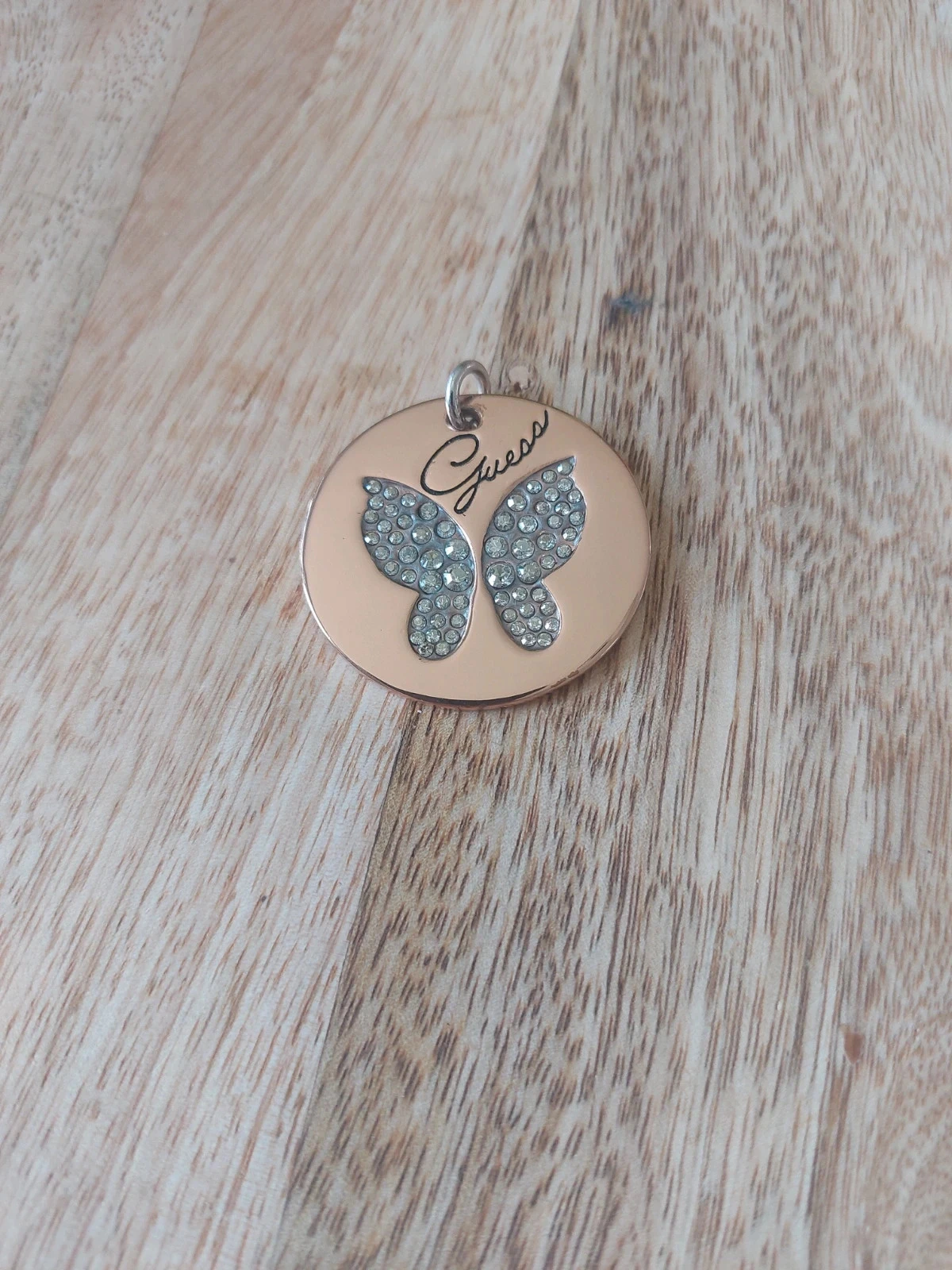 Joli pendentif Guess en bon état 🌸